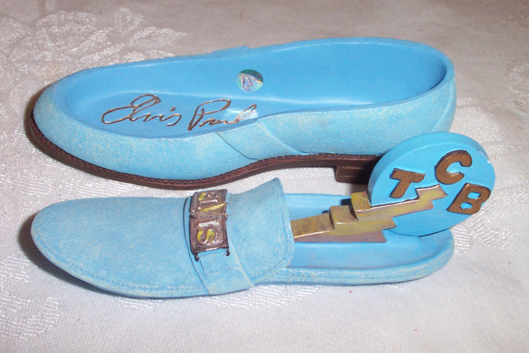 Elvis Presley Blue Suede Shoe TCB Box 47027 : Amazon.co.uk: Home